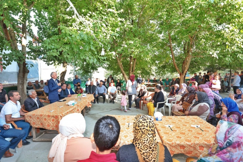 Başkan Osman Zolan Babadağlılarla kucaklaştı. Babadağ’da Başkan Zolan coşkusu