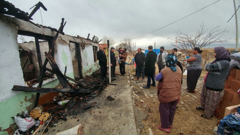 BAŞKAN ÖZBAŞ, EVİ YANAN AİLEYİ ZİYARET ETTİ