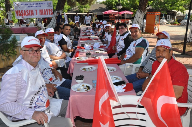 BELEDİYE ÇALIŞANLARI 1 MAYIS’I BAŞKANLA BİRLİKTE KUTLADILAR.