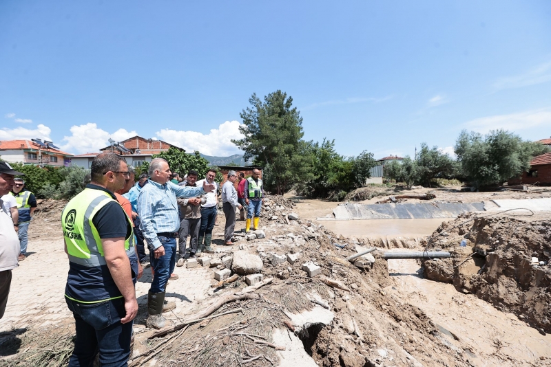 Büyükşehir’in sel bölgesinde hummalı çalışması sürüyor