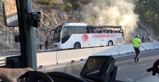 DENİZLİ-MUĞLA YOLUNDA OTOBÜS YANGINI 