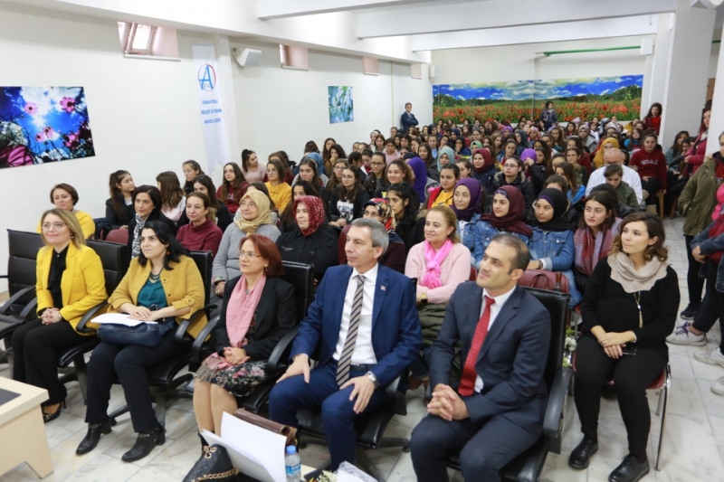 Denizli’nin başarılı kadınları öğrencilerle buluştu