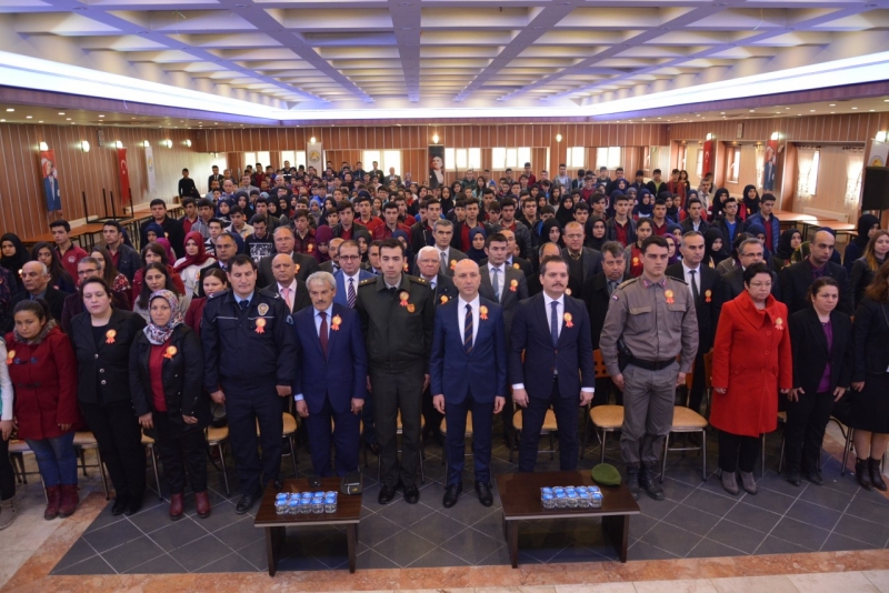 İlçe protokolü, öğrenciler ve öğretmenler İstiklal Marşı için bir araya geldi