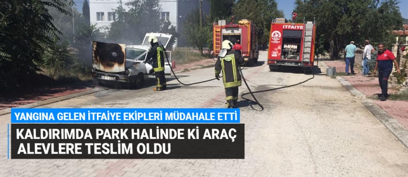 Kaldırımda park halinde ki araç alevlere teslim oldu!