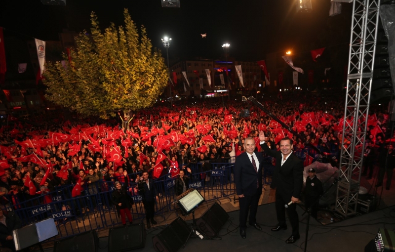 Onbinler Cumhuriyet Konseri'ne akın etti