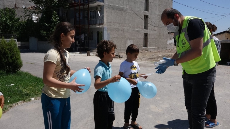 Sarayköy Belediyesi çocukları balon ve maskeyle karşıladı