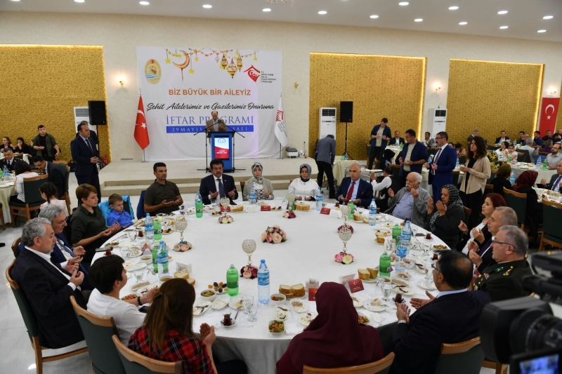 Valimiz Karahan, Şehit Yakınları ve Gazilerimiz Onuruna İftar Yemeği Verdi