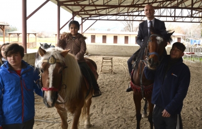 Başkan Özbaş ata bindi, öğrencilere cesaret verdi