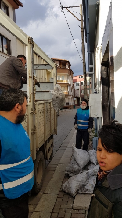 Beşir Derneği İhtiyaç Sahiplerine Kışlık Yakacak Dağıttı