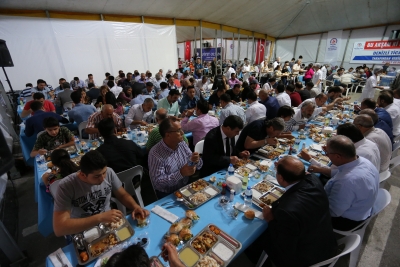 Büyükşehir iftar çadırı misafirlerini ağırlıyor